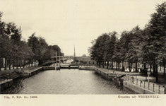 15041 Gezicht op de Oude Sluis met trappen en rijen loofbomen te Vreeswijk uit het zuiden; met op de achtergrond de ...